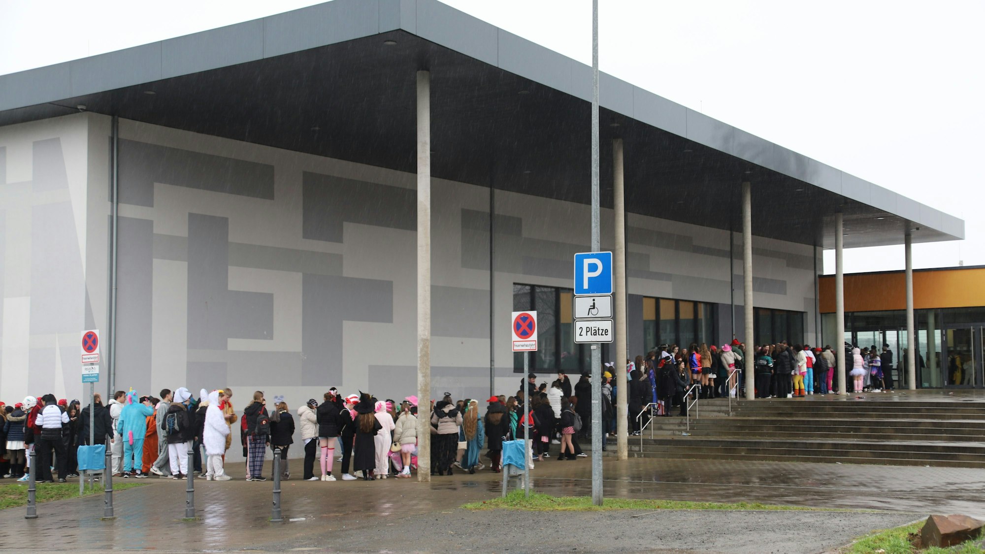 In langer Schlange warteten die Jugendlichen auf Einlass in die Halle.