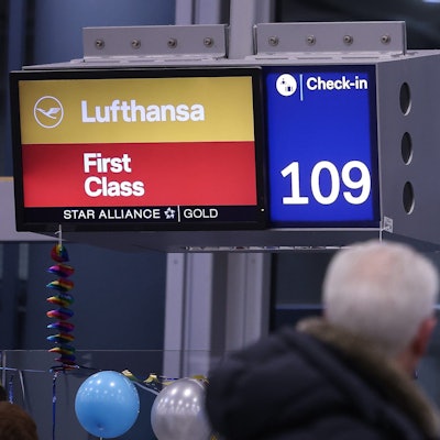 08.02.2024, Berlin, Düsseldorf: Ein Fluggast wartet am Lufthansa Check-In im Flughafen Düsseldorf. Die Gewerkschaft Verdi hatte das Bodenpersonal der Lufthansa zu einem ganztägigen Warnstreik an mehreren Flughäfen aufgerufen. Der Ausstand begann am Mittwoch um 4.00 Uhr. Foto: David Young/dpa +++ dpa-Bildfunk +++