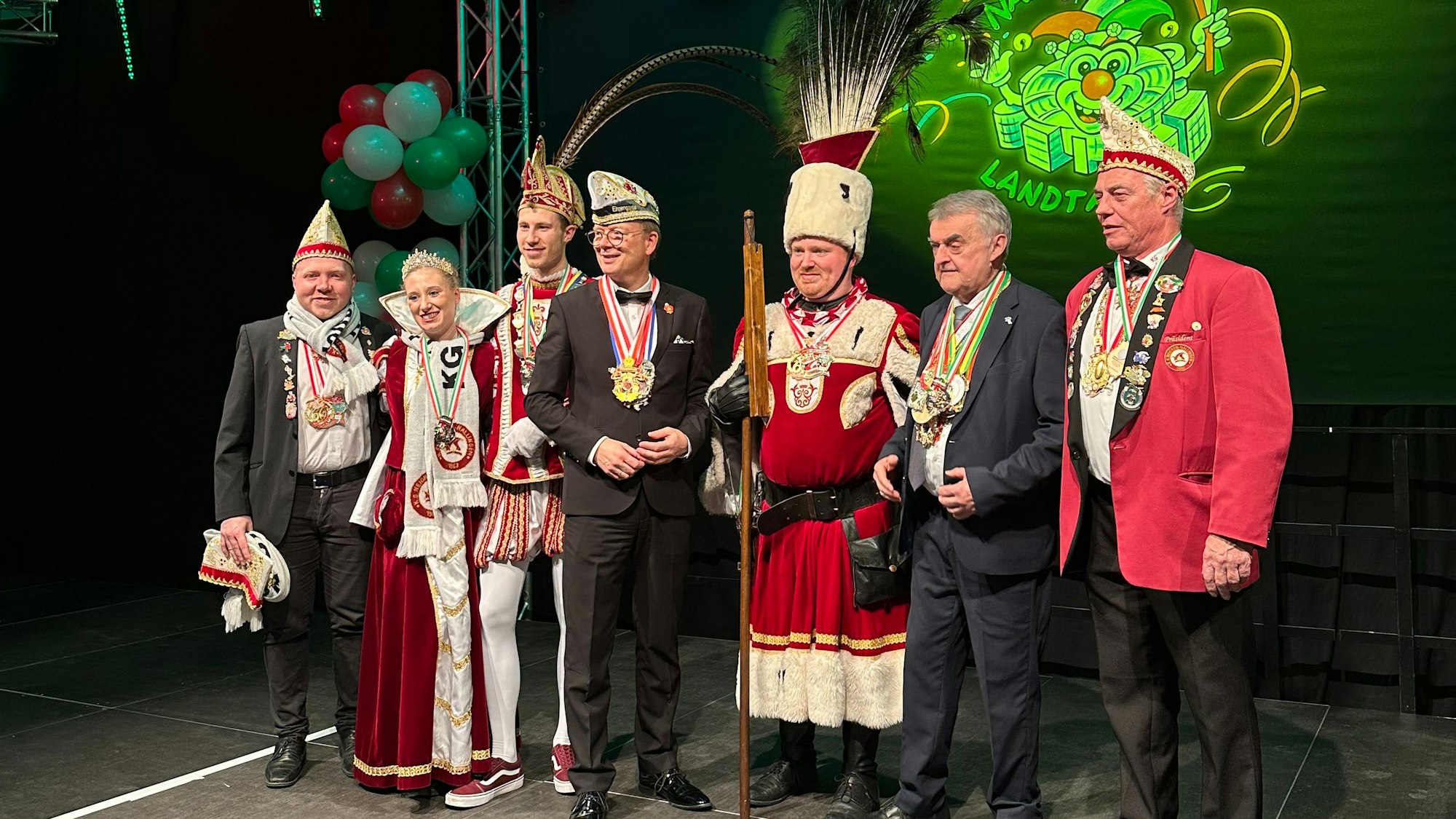 NRW-Innenminister Herbert Reul (2.v.r.) und Landtagspräsident André Kuper (4.v.l.) mit den Gästen aus Neichen-Nallingen.