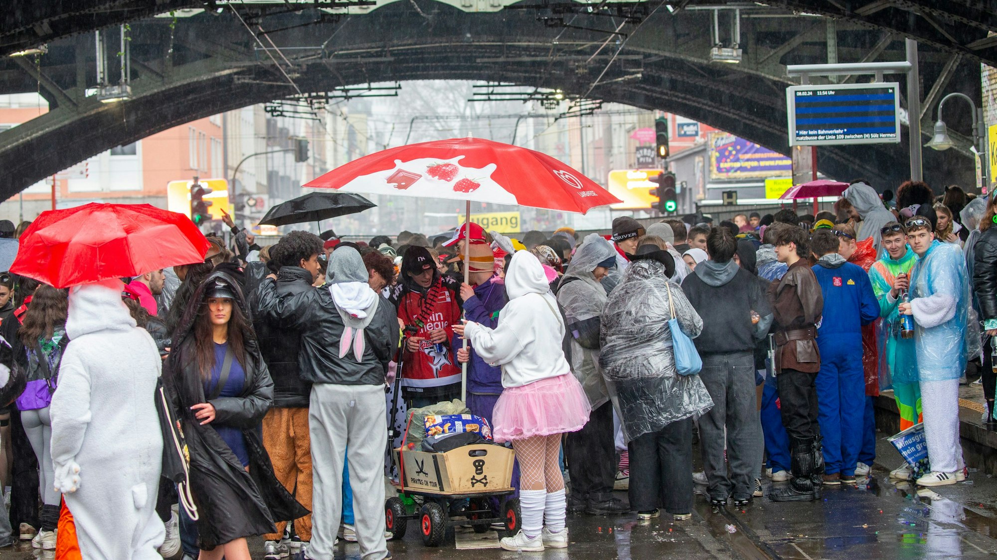 Schirme und Brücken war bei dem Regenwetter begehrt.