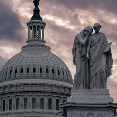 ARCHIV - 05.01.2023, USA, Washington: Blick auf das Friedensdenkmal und die Kuppel des US-Kapitols bei bewölktem Himmel. Die Demokraten von US-Präsident Joe Biden sind mit einem milliardenschweren Hilfspaket für die von Russland angegriffene Ukraine im Senat gescheitert. (zu dpa: «Gesetzesentwurf für Ukraine-Hilfen scheitert im US-Senat») Foto: J. Scott Applewhite/AP/dpa +++ dpa-Bildfunk +++