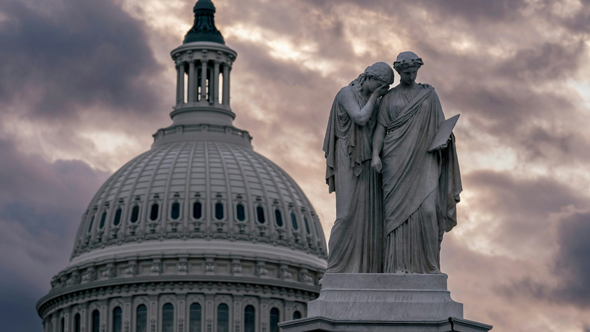 ARCHIV - 05.01.2023, USA, Washington: Blick auf das Friedensdenkmal und die Kuppel des US-Kapitols bei bewölktem Himmel. Die Demokraten von US-Präsident Joe Biden sind mit einem milliardenschweren Hilfspaket für die von Russland angegriffene Ukraine im Senat gescheitert. (zu dpa: «Gesetzesentwurf für Ukraine-Hilfen scheitert im US-Senat») Foto: J. Scott Applewhite/AP/dpa +++ dpa-Bildfunk +++