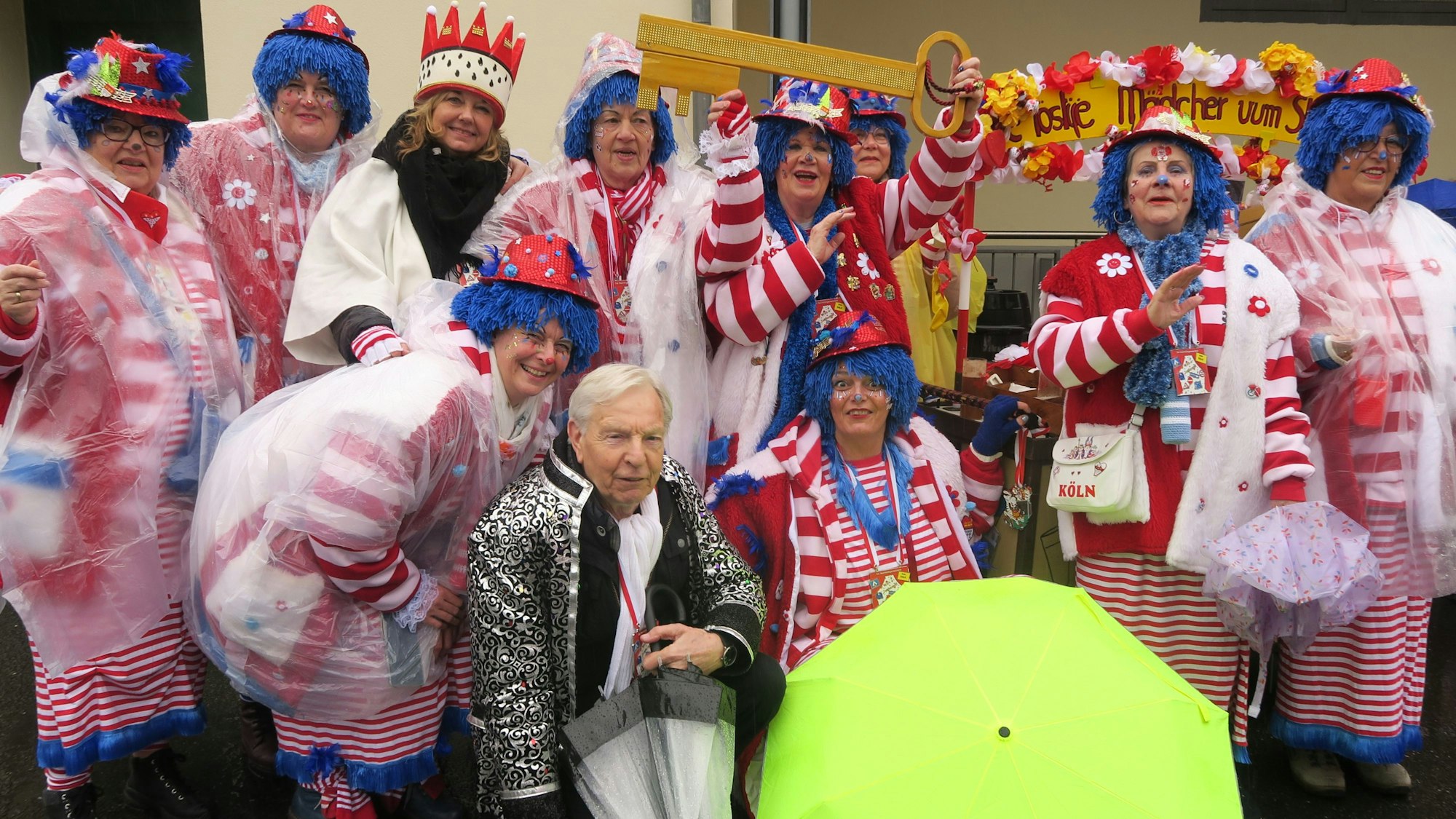 Eine Gruppe Frauen in blau-rot-weißen Kostümen ist zu sehen.