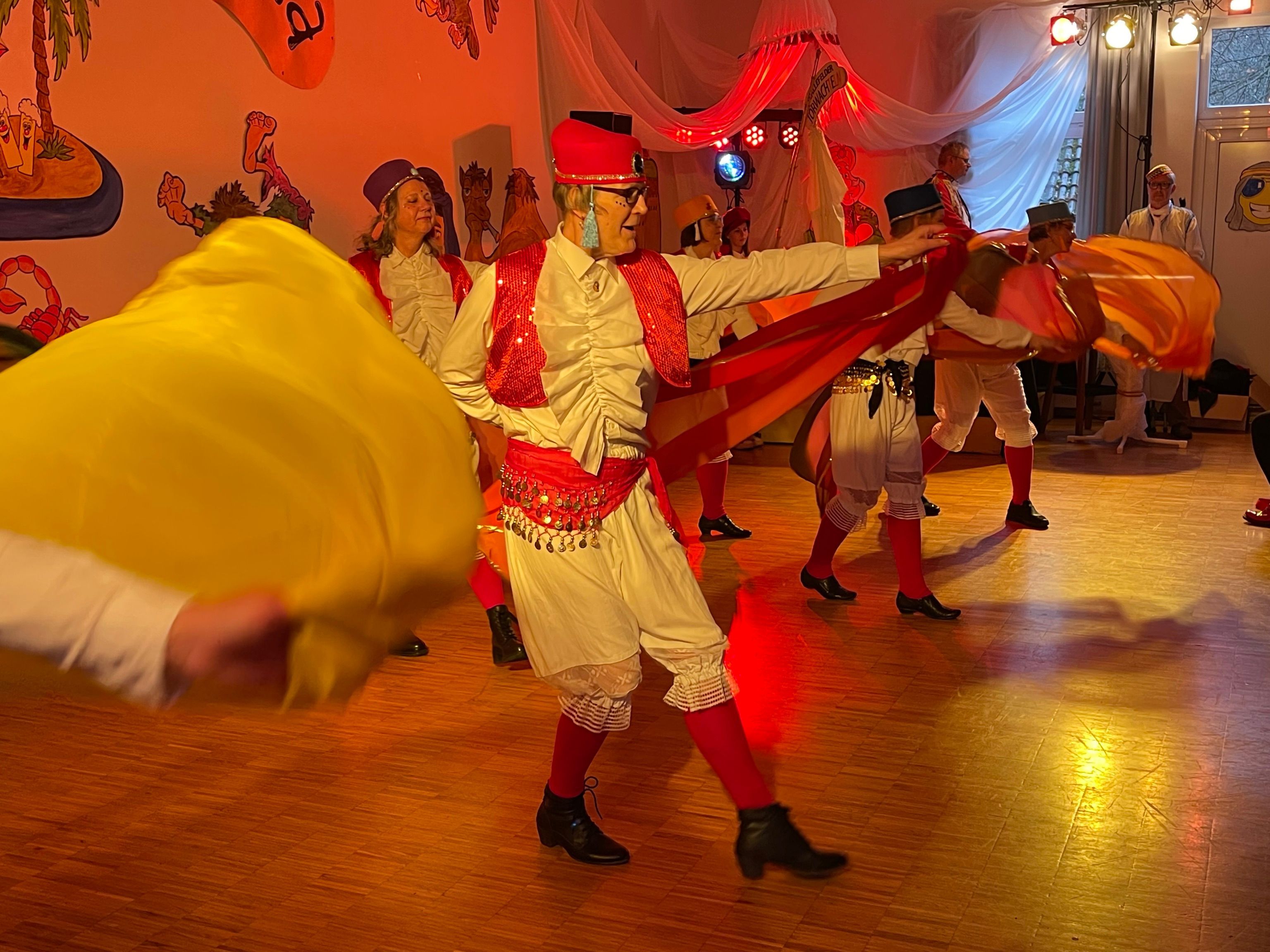 Eine Tanzgruppe in orientalischem Outfit bei ihrem Auftritt auf einer Karnevalssitzung.