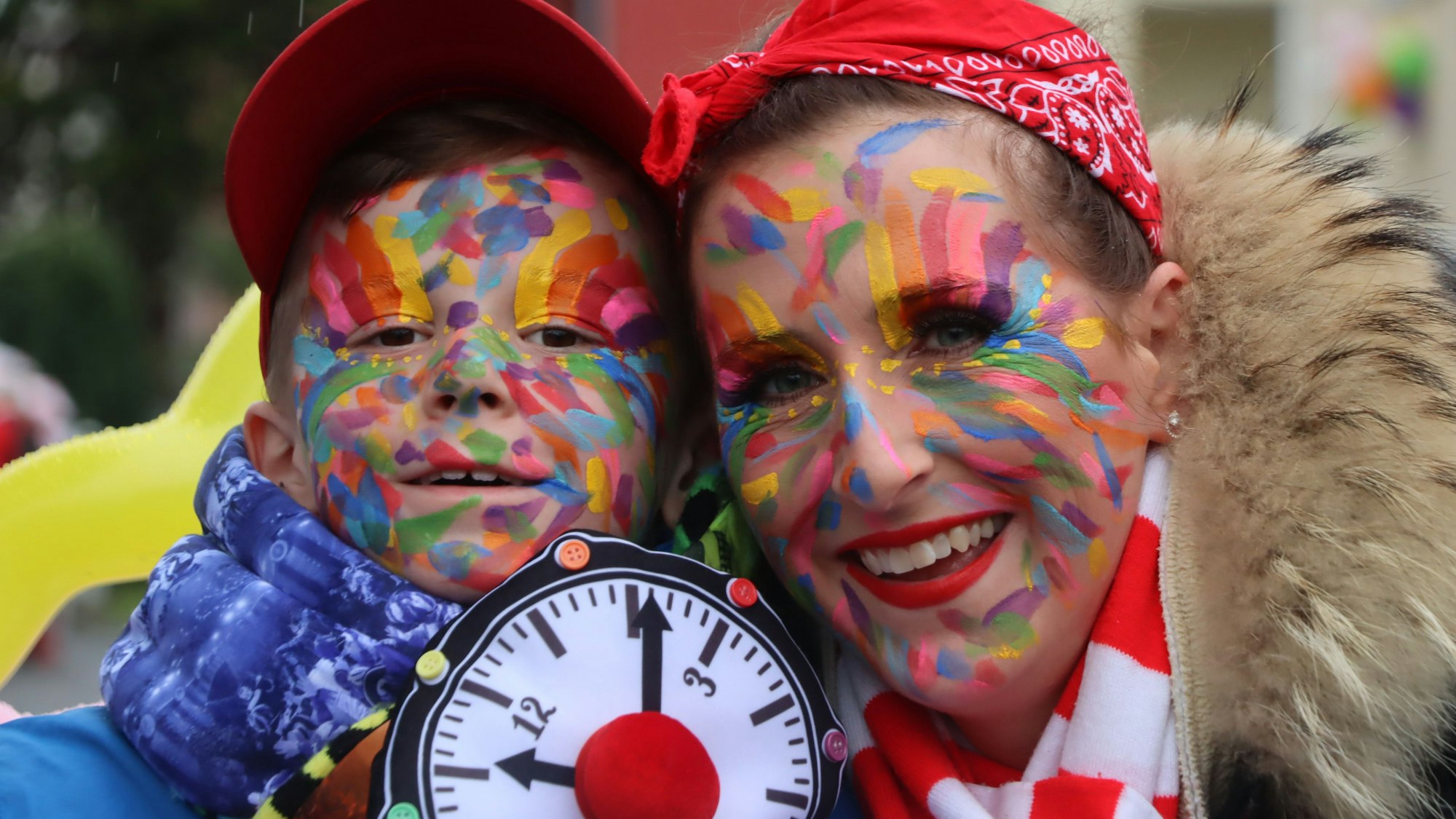 Bunt kostümierte Jecken beim Zug in Bornheim-Kardorf.