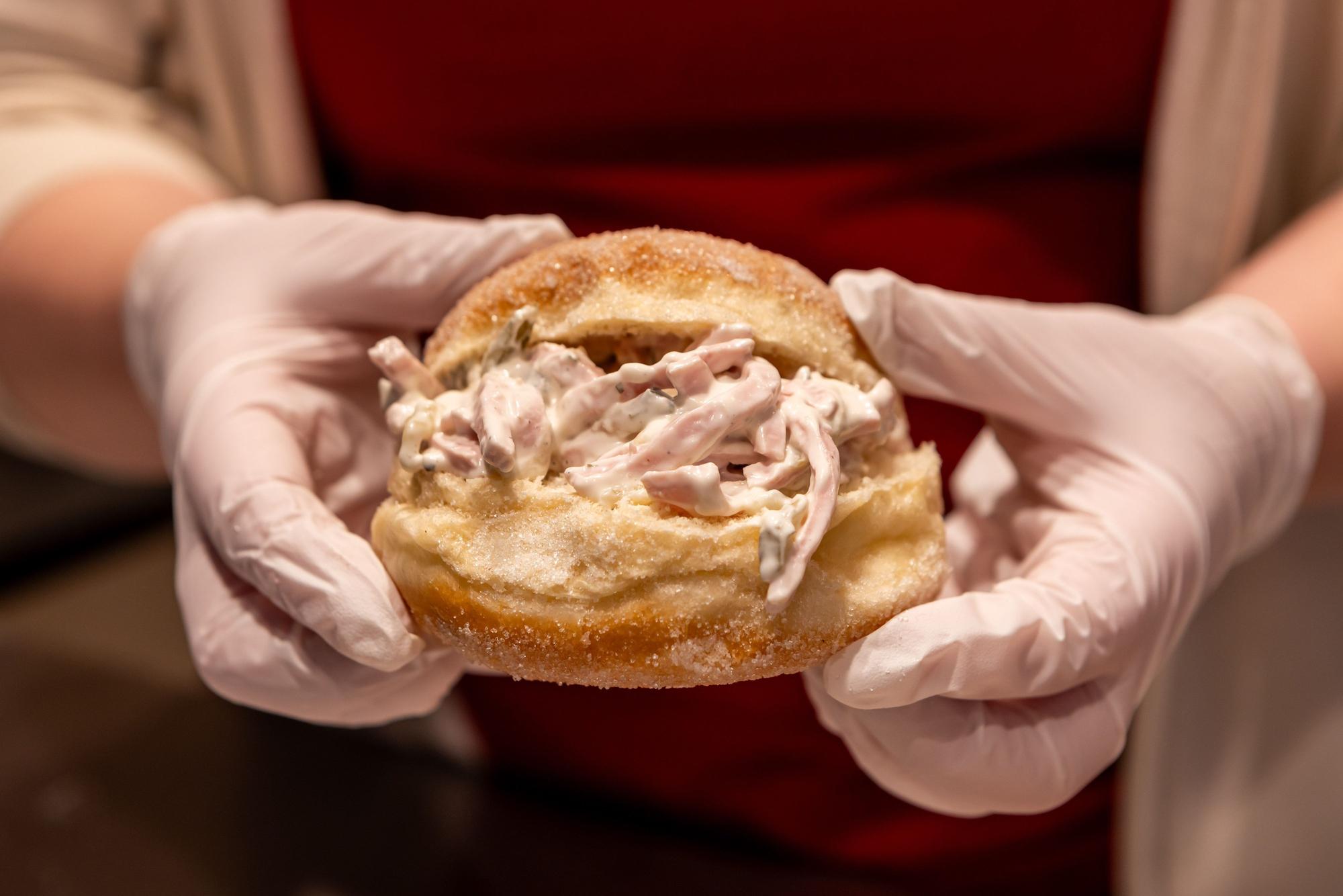 Darfs auch mal herzhaft sein? In Bayern bietet ein Konditor Krapfen mit Fleischsalat an.