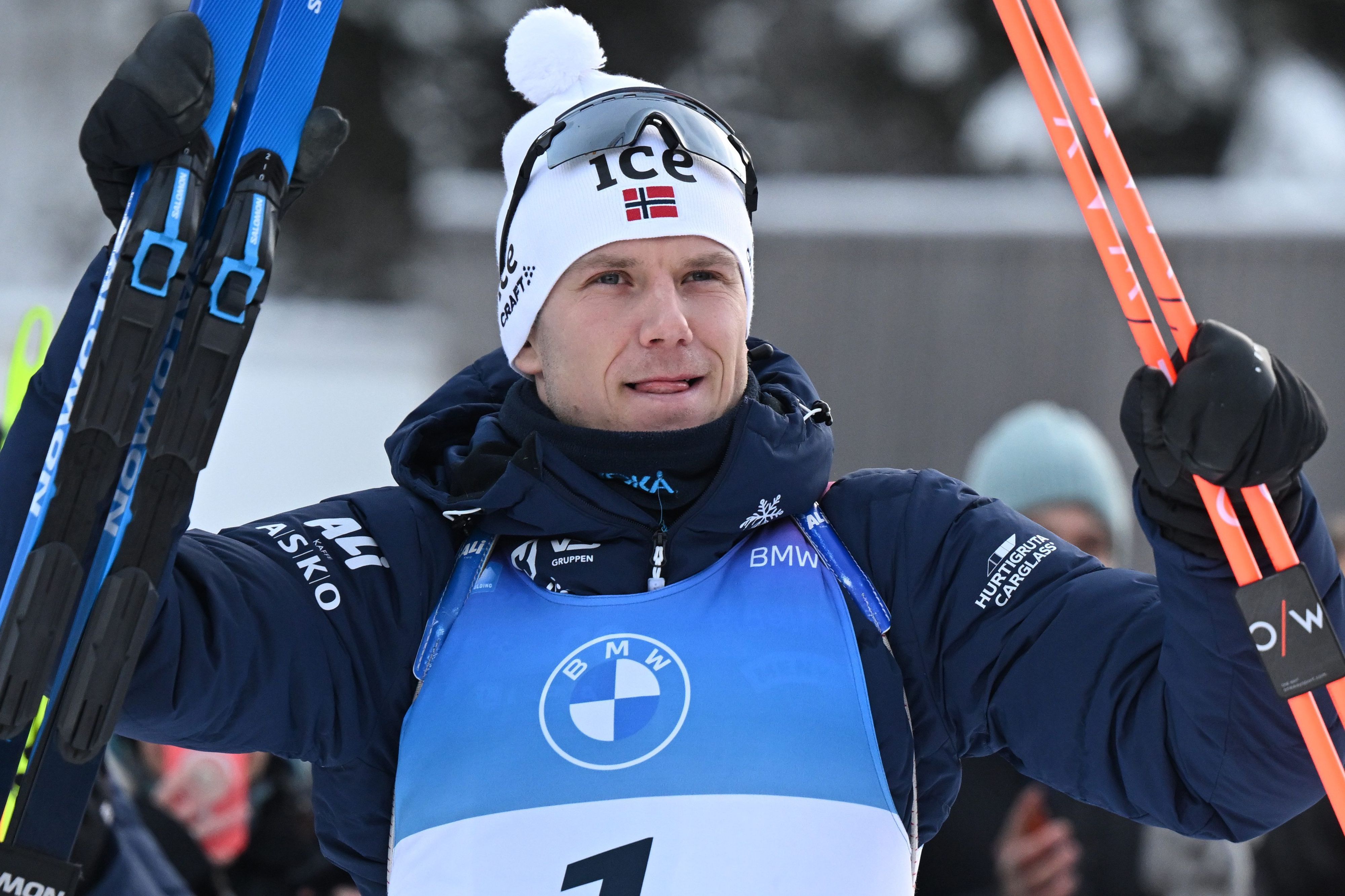 ARCHIV - 14.01.2024, Bayern, Ruhpolding: Biathlon: Weltcup, Verfolgung 12,5 km, Herren. Vetle Sjaastad Christiansen aus Norwegen freut sich über seinen zweiten Platz. Bei der WM muss er in der Küche schlafen. (zu dpa: «Biathlon-Olympiasieger muss bei WM in der Küche schlafen») Foto: Sven Hoppe/dpa +++ dpa-Bildfunk +++