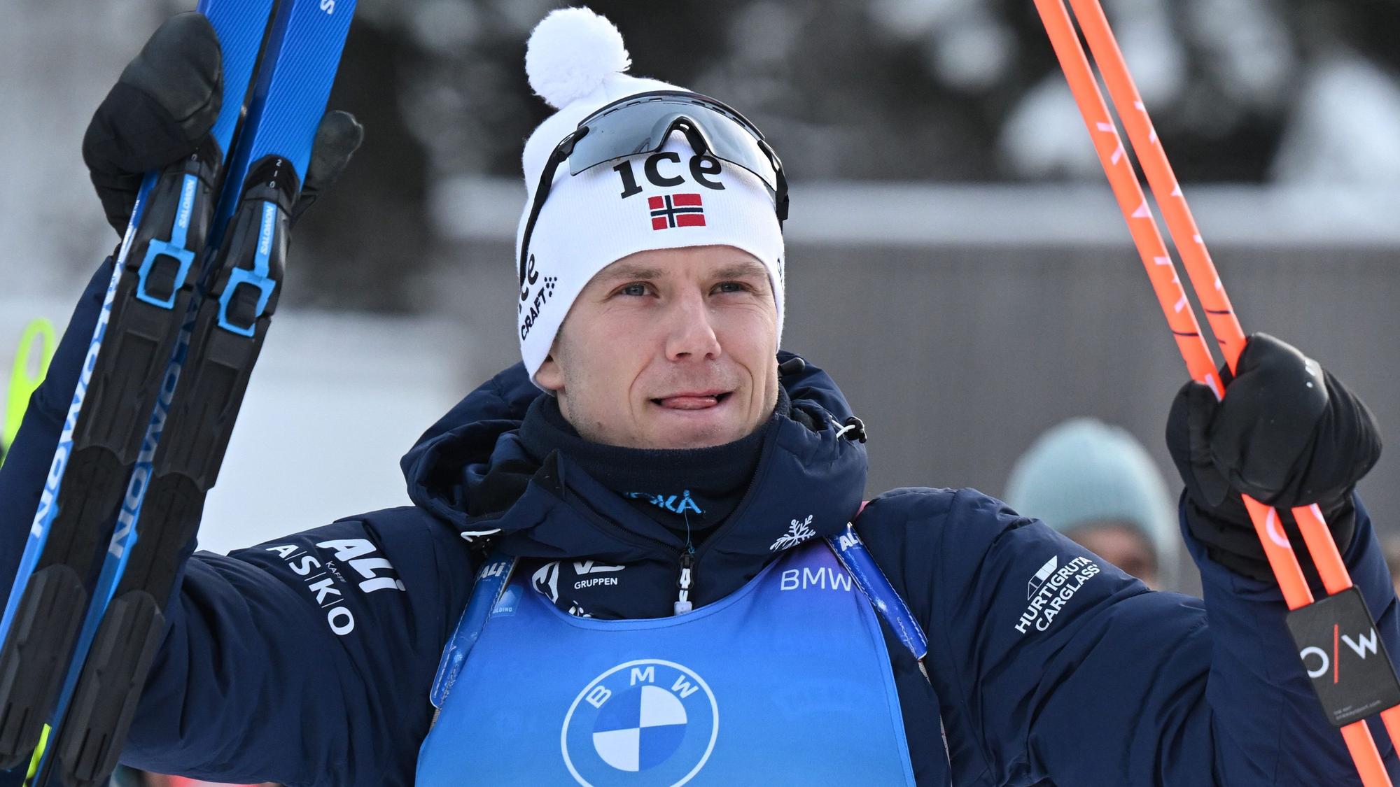 ARCHIV - 14.01.2024, Bayern, Ruhpolding: Biathlon: Weltcup, Verfolgung 12,5 km, Herren. Vetle Sjaastad Christiansen aus Norwegen freut sich über seinen zweiten Platz. Bei der WM muss er in der Küche schlafen. (zu dpa: «Biathlon-Olympiasieger muss bei WM in der Küche schlafen») Foto: Sven Hoppe/dpa +++ dpa-Bildfunk +++