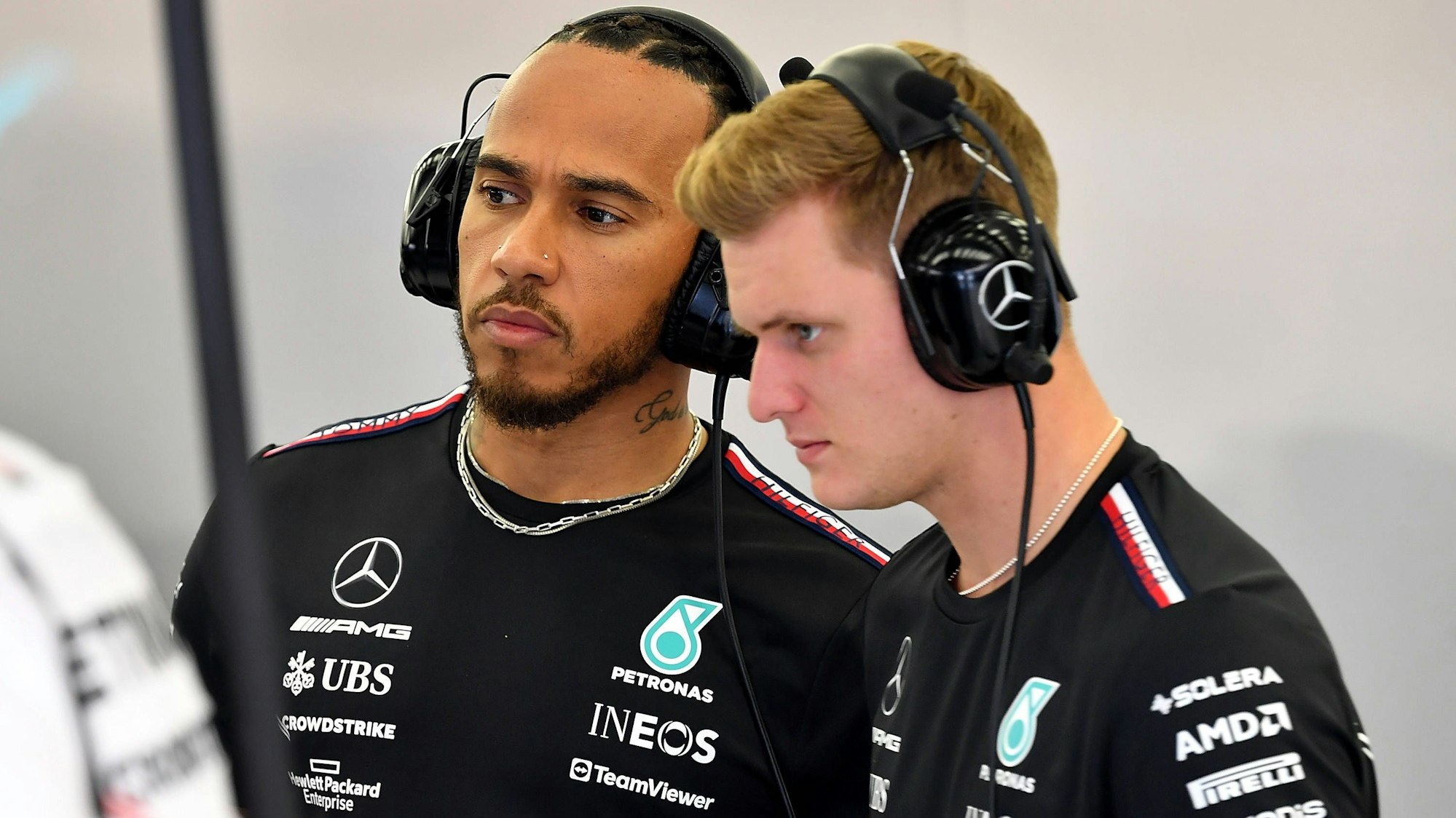 Formel-1-Fahrer Lewis Hamilton zusammen mit Mercedes-Testfahrer Mick Schumacher