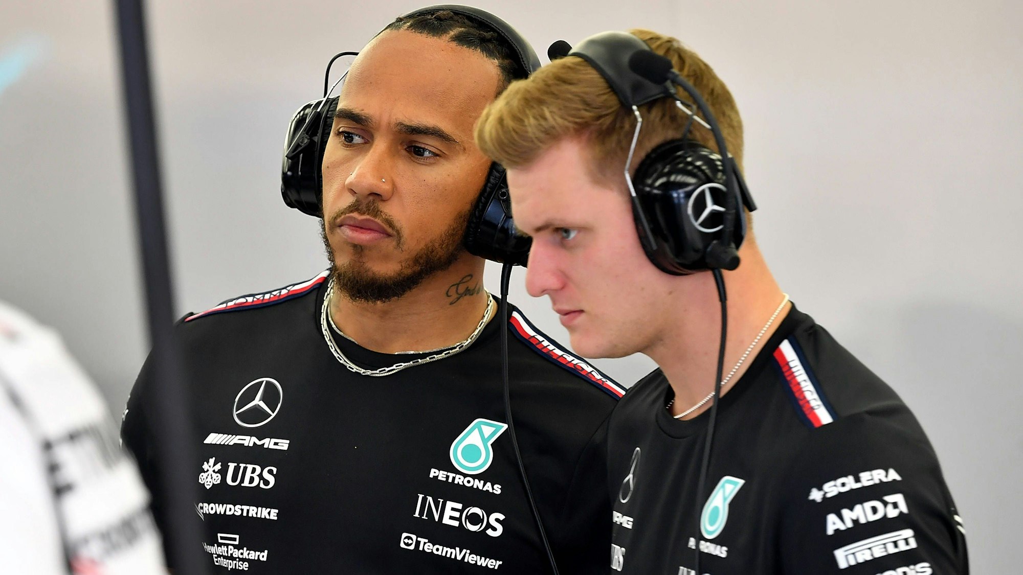 Formel-1-Fahrer Lewis Hamilton zusammen mit Mercedes-Testfahrer Mick Schumacher