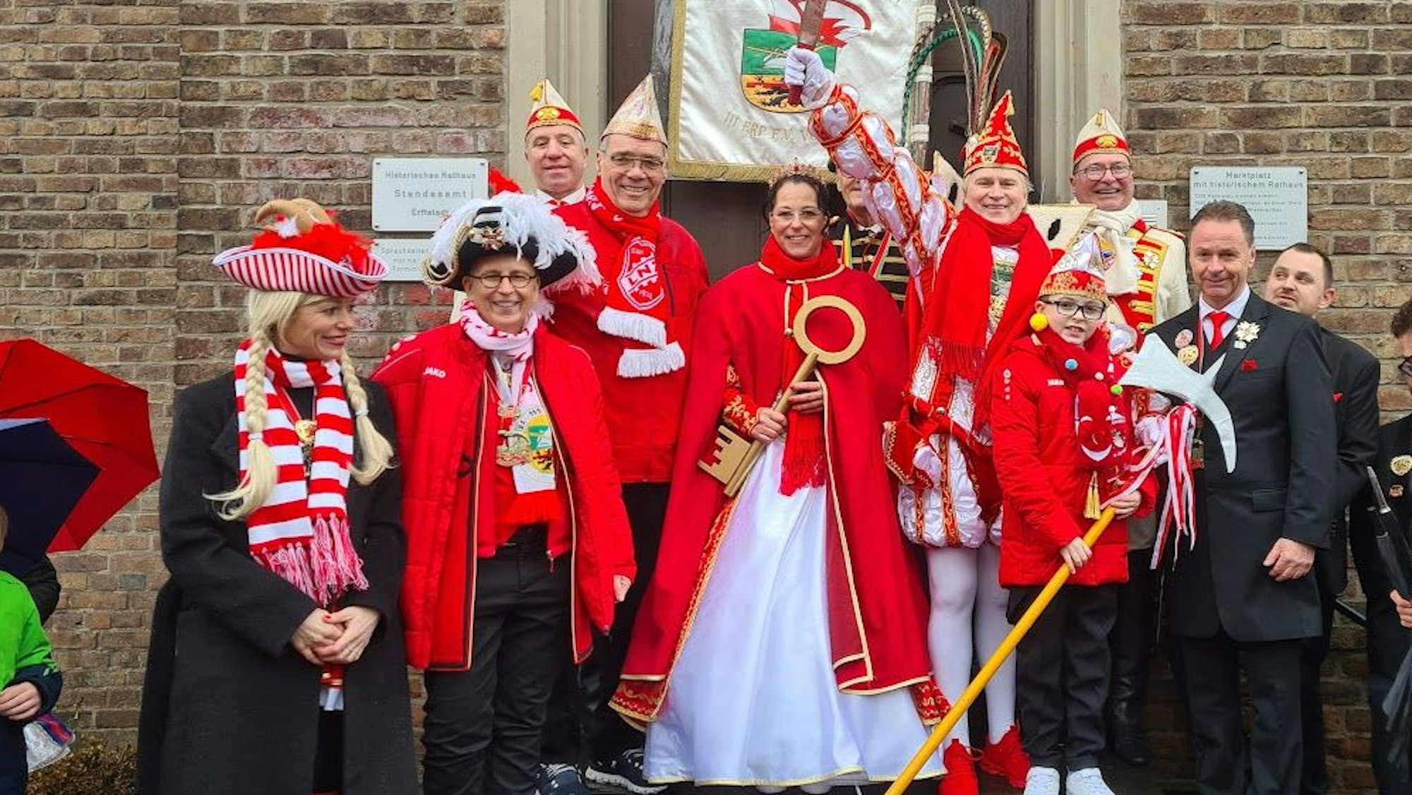 Kostümierte Frauen und Männer lächeln.