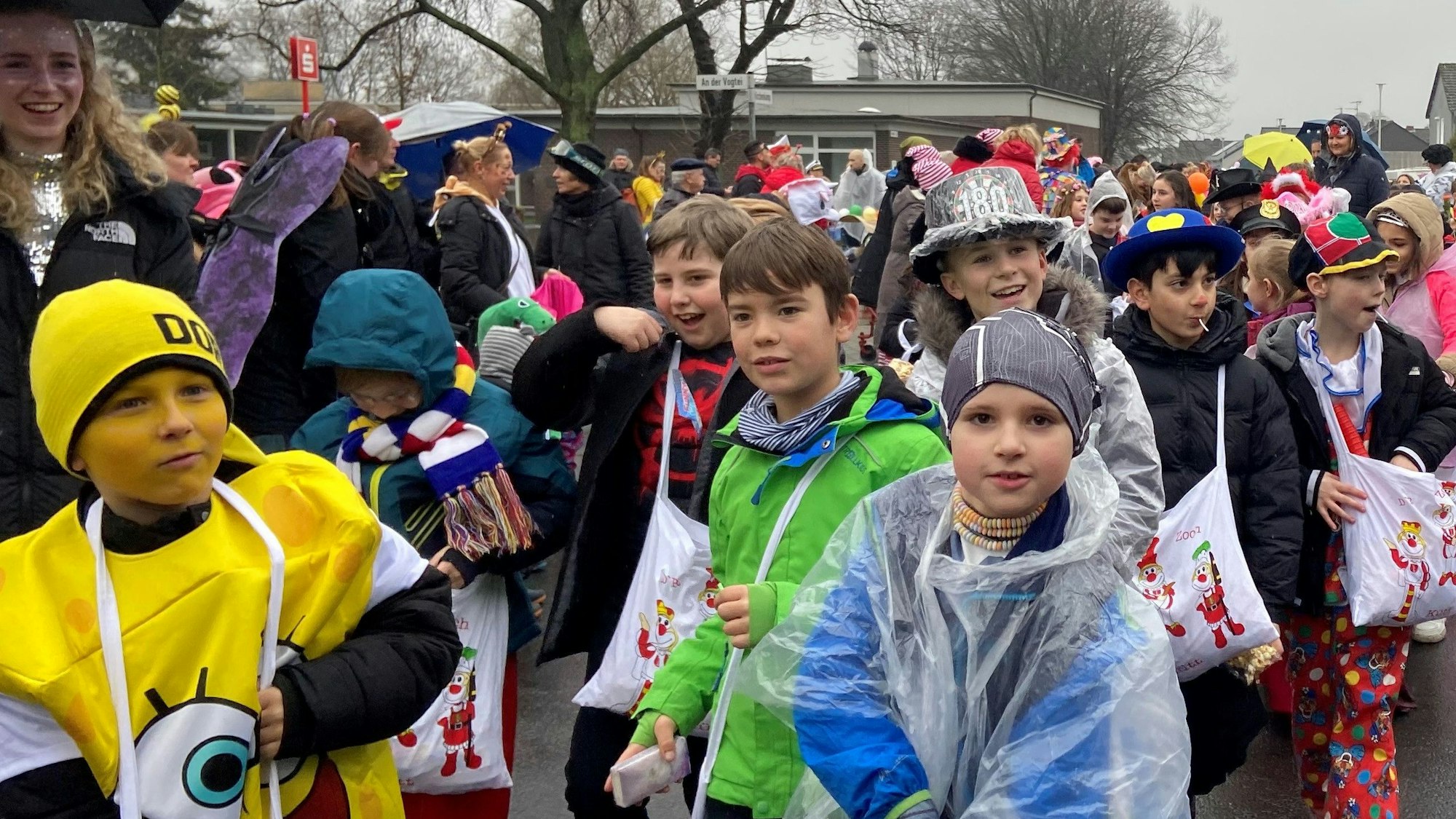 Auf dem Bild ist ein Kinderkarnevalszug zu sehen.