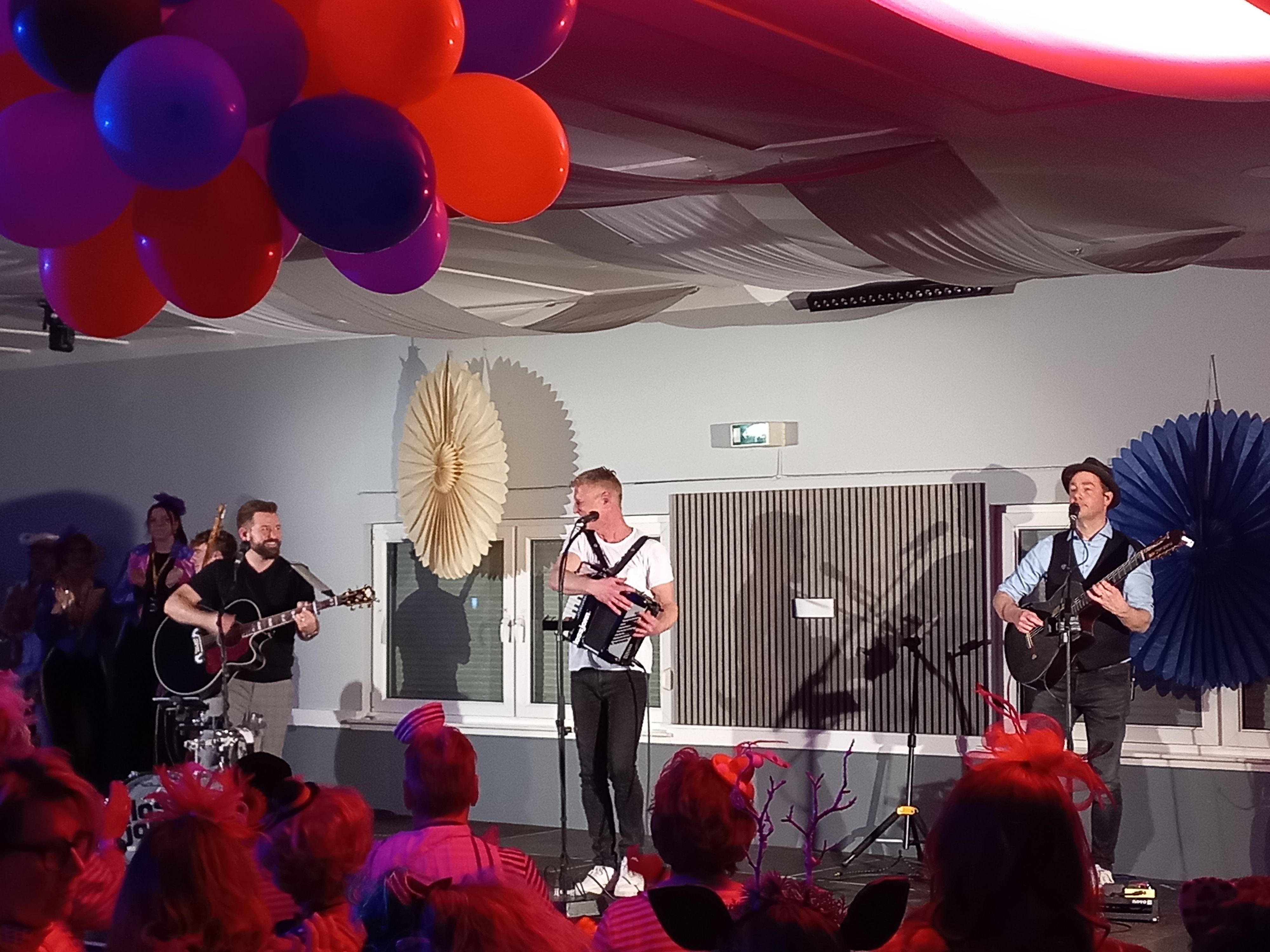 Bei der Weibersitzung der Hohler Bären in Vollmerhausen rocken „Loss jonn“ die Bühne.