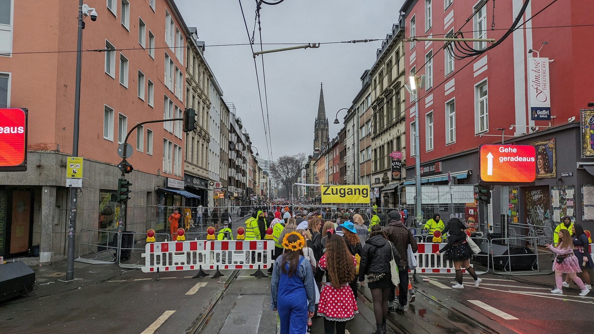Jecke sind auf dem Weg zur Zülpicher Straße.