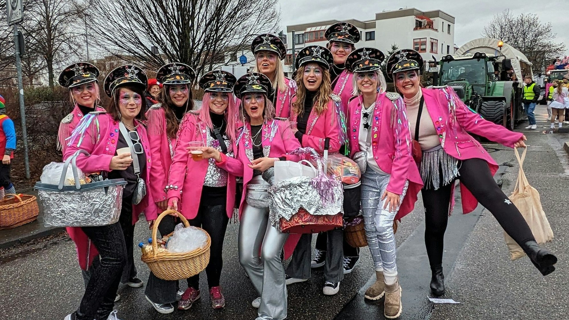Eine Gruppe mit Disco-Girls beim Bornheim-Roisdorfer Weiberfastnachtszug.