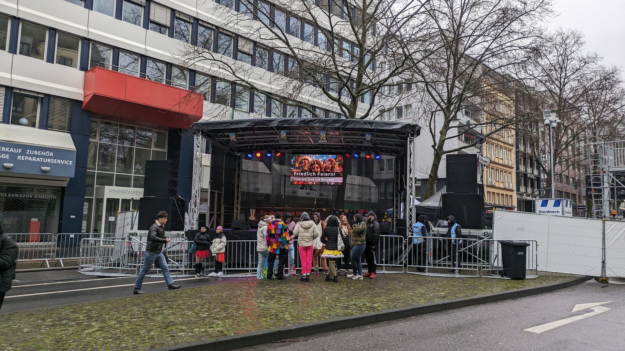Feiernde stehen vor einer Bühne