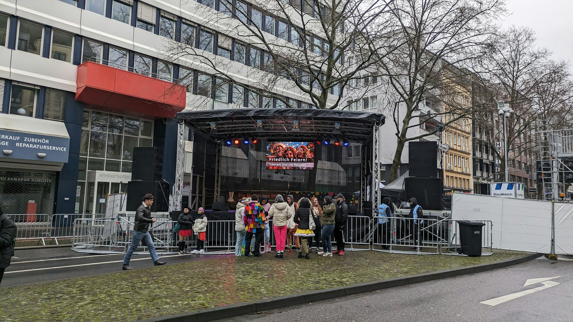 Feiernde stehen vor einer Bühne