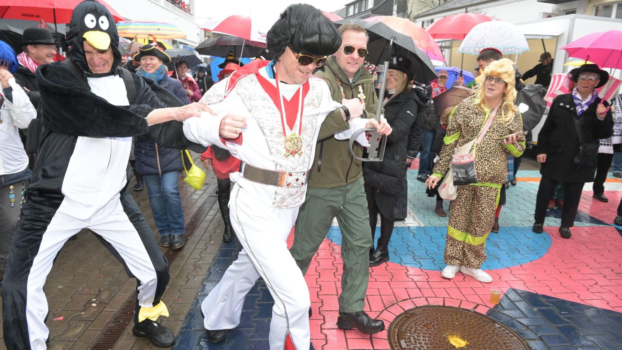 Zwei Beigeordnete (Pinguin“ Migenda, „Militärexperte“ Eggert) versuchen ihren Elvis zu halten - vergebens.