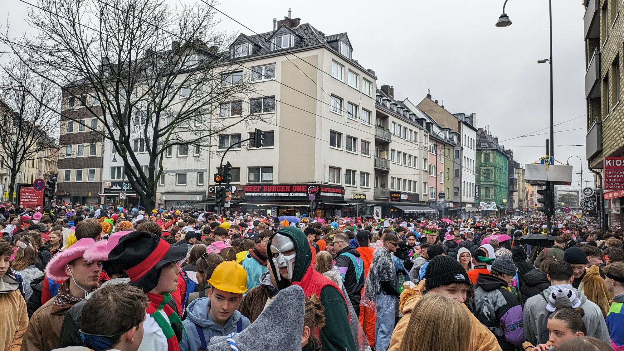 Die Zülpicher Straße ist auch am Elften Elften traditionell ab Mittag voll. Dann soll die Uniwiese als Entlastungsfläche dienen.