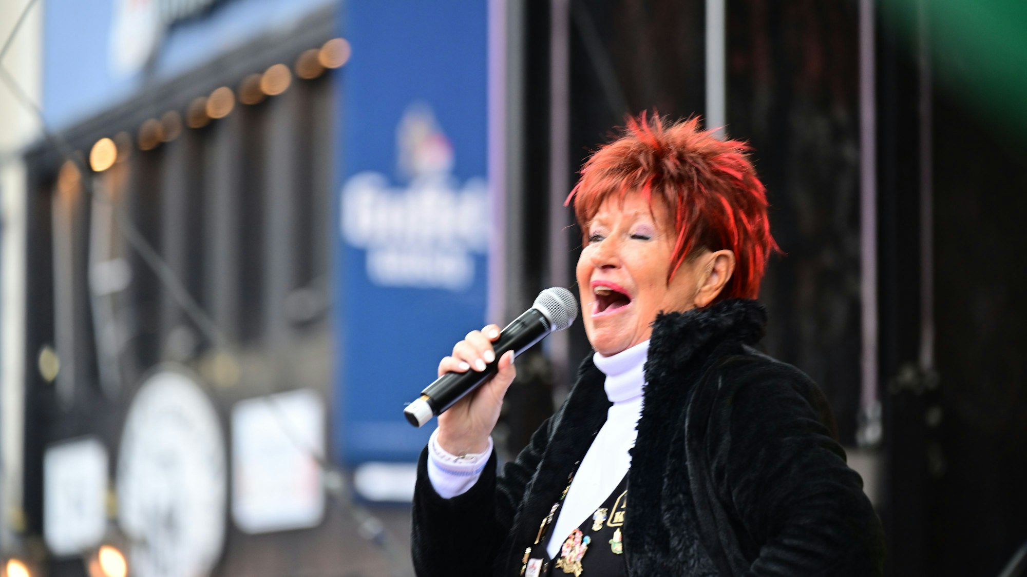 Eine Frau singt ins Mikrophon.