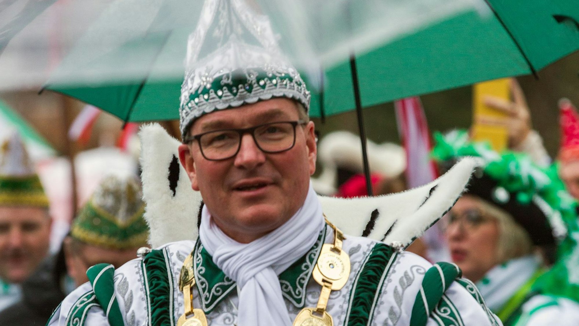 Prinz Markus II. an Weiberfastnacht bei der Eröffnung des vStraßenkarnevals auf dem St.-Tönnis-Platz in Worringen.