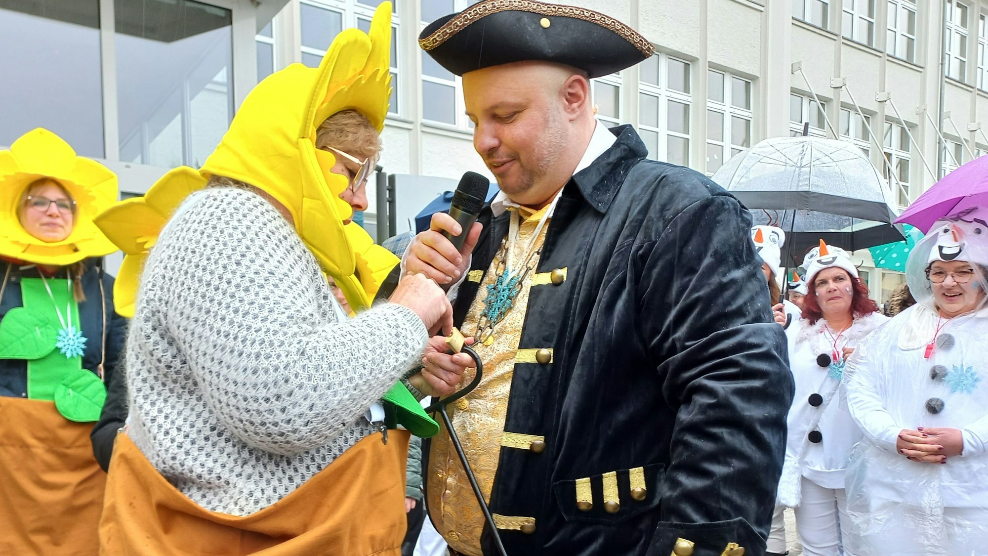 Bergneustadt, Rathaussturm an Weiberfastnacht 2024
Antje Schnellenbach knackt das Vorhängeschloss, mit dem Bürgermeister Matthias Thul den Rathausschlüssel gesichert hat.