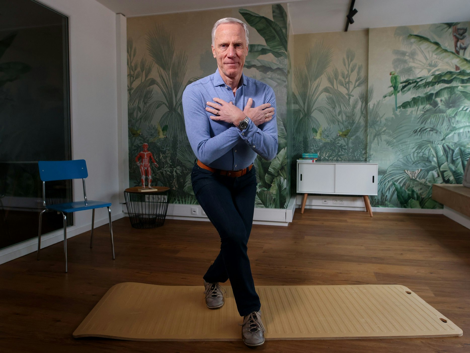 Jetzt mit dem einem Fuß das andere Bein kreuzen, kurz abstellen und zurück in die Position der Kniebeuge.