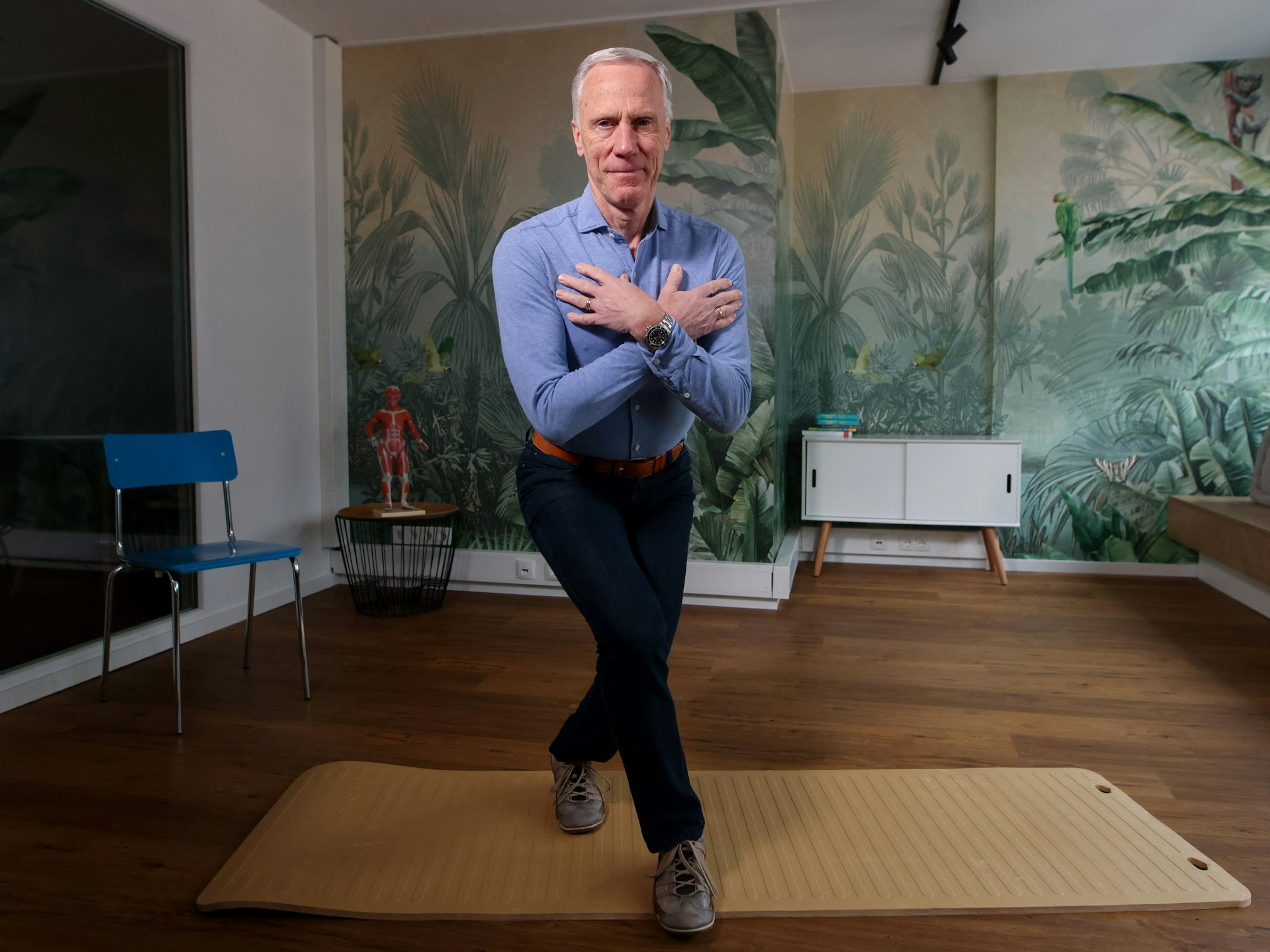 Jetzt mit dem einem Fuß das andere Bein kreuzen, kurz abstellen und zurück in die Position der Kniebeuge.