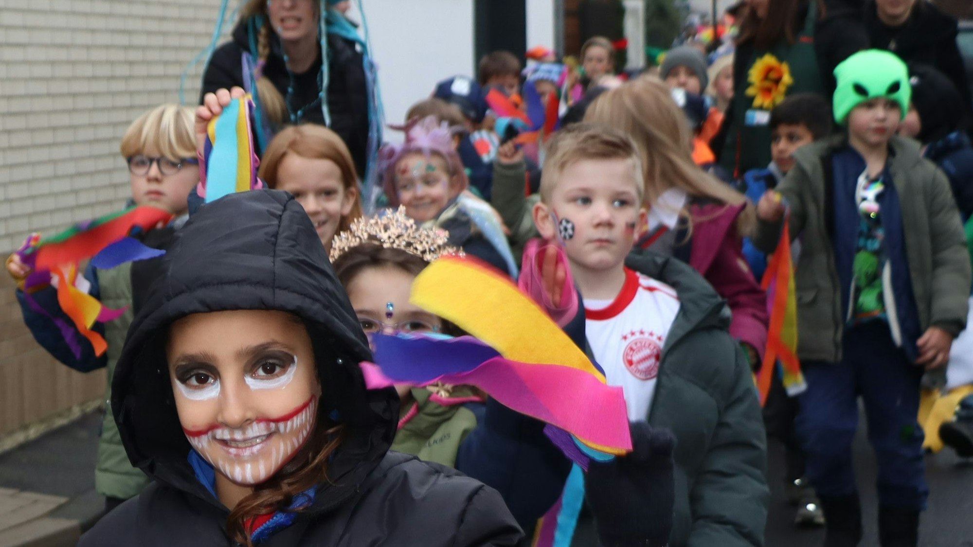 Das Bild zeigt mehrere kostümierte Kinder im Karnevalszug in Erftstadt-Blieshiem