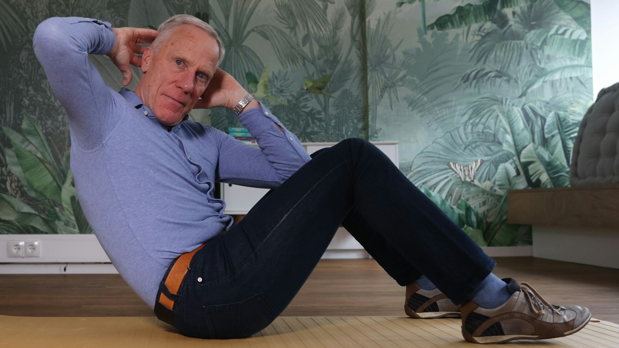 Ingo Froböse zeigt eine Übung für die Bauchmuskulatur.