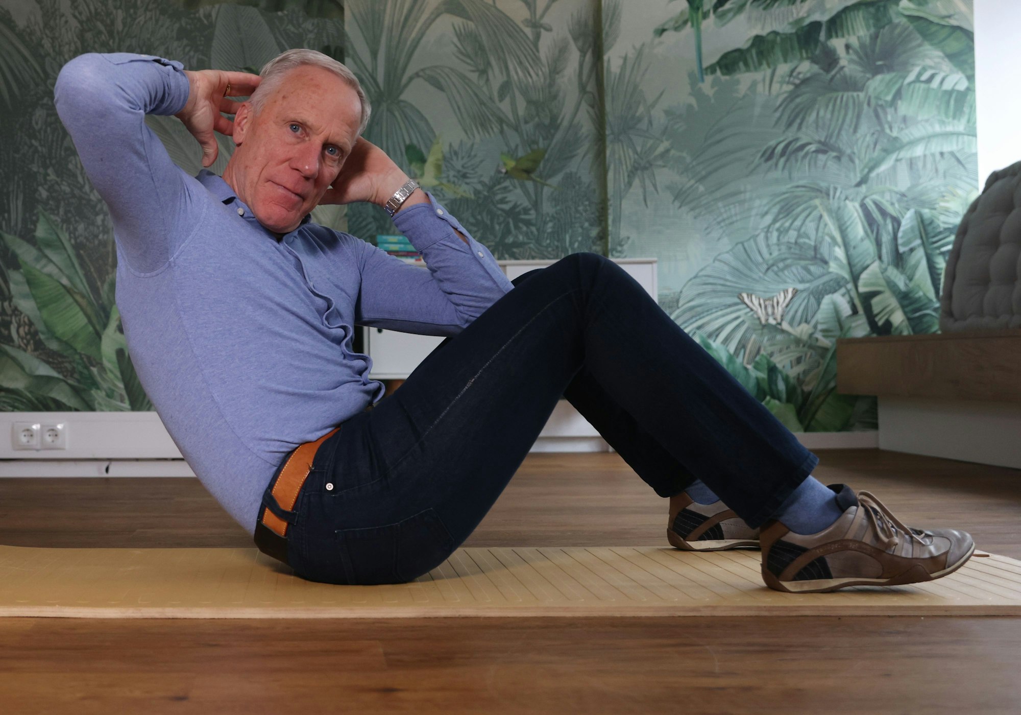 Ingo Froböse zeigt die Übung Russian Twist.