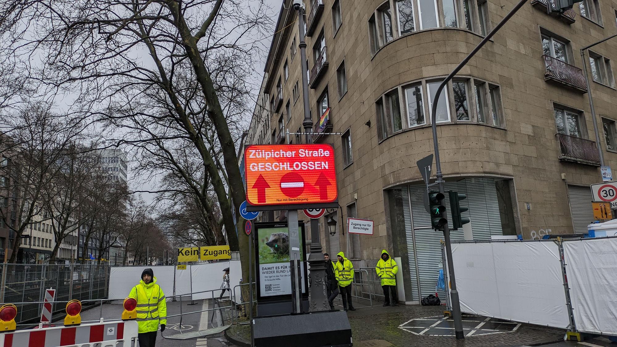 Schilder weisen darauf hin, dass die Zülpicher Straße geschlossen wurde.
