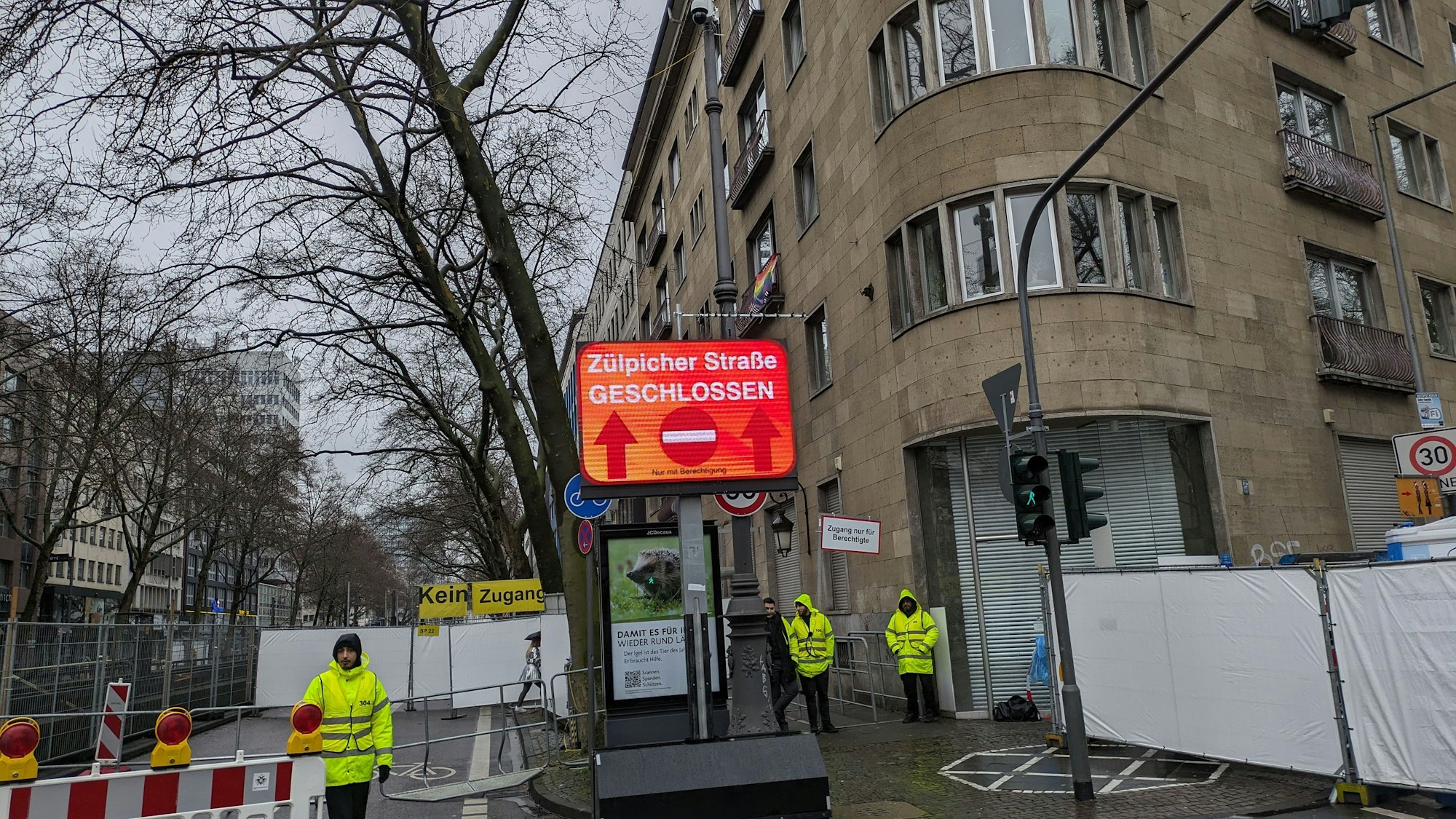 Schilder weisen darauf hin, dass die Zülpicher Straße geschlossen wurde.