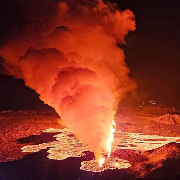 Rauchschwaden und fließende Lava strömen aus einer neuen Spalte. Das Foto wurde während des neuen Vulkanausbruchs am Rande der evakuierten Stadt Grindavik im Westen Islands aufgenommen wurde.