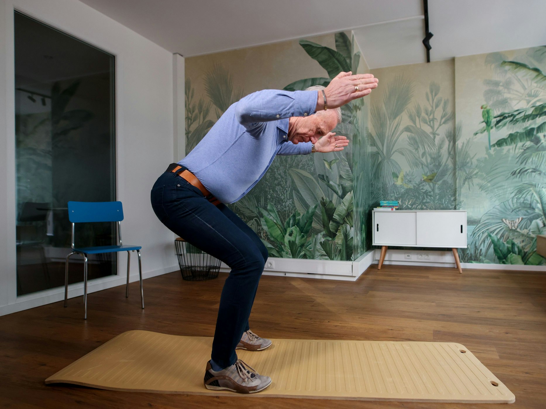 Hier wird einfach nur eine Position gehalten: Beine gebeugt, Rücken gerade, Arme heben und neben dem Körper anwinkeln.