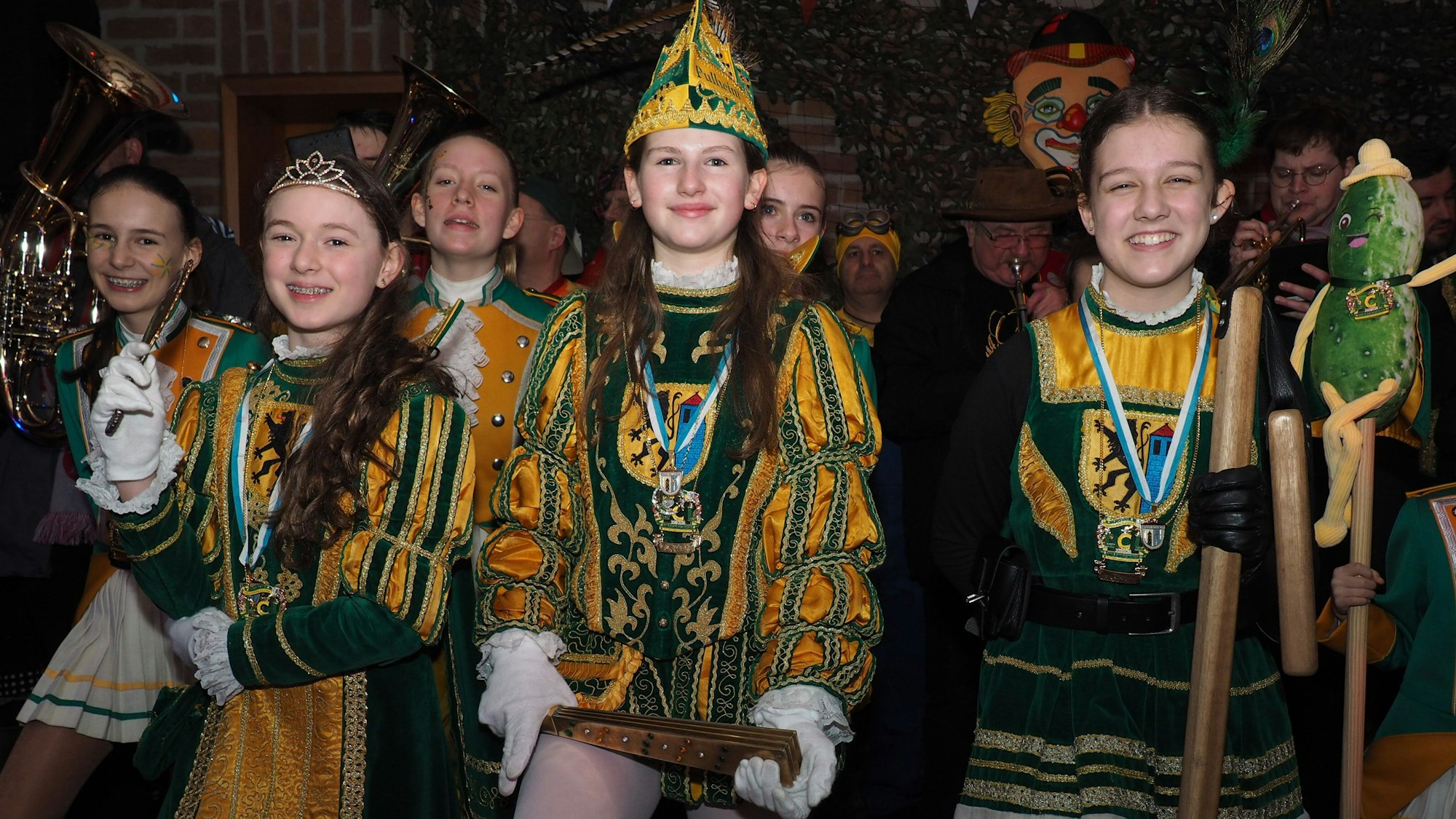 Das erste Mädchen-Dreigestirn der Stadt Pulheim. Die Mädchen tragen Ornate in den Farben Grün und Gelb.