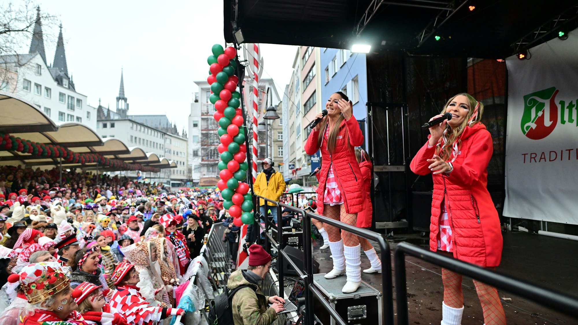 Sängerinnen auf der Bühne.