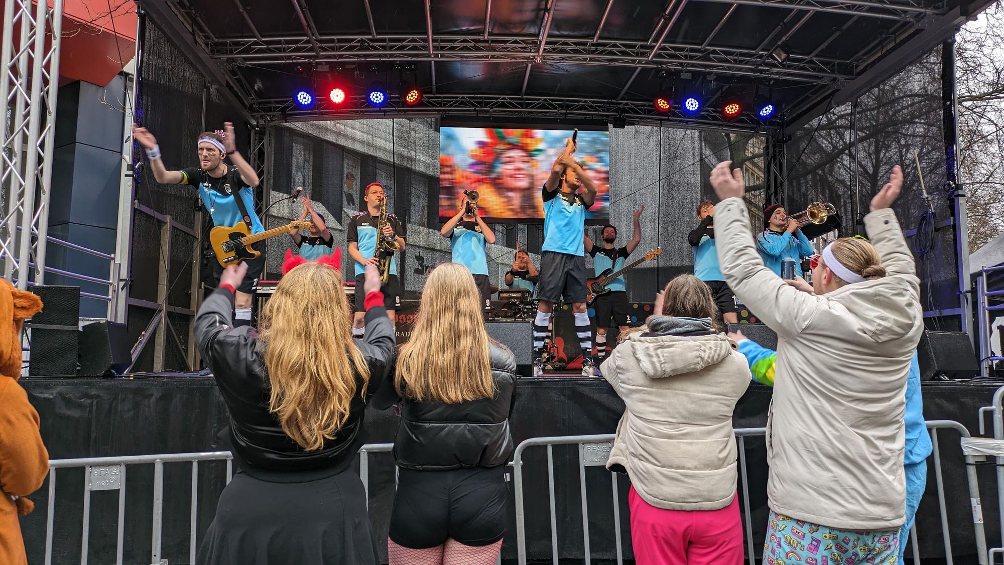 Die Rhythmussportgruppe auf der Bühne am Hohenstaufenring.