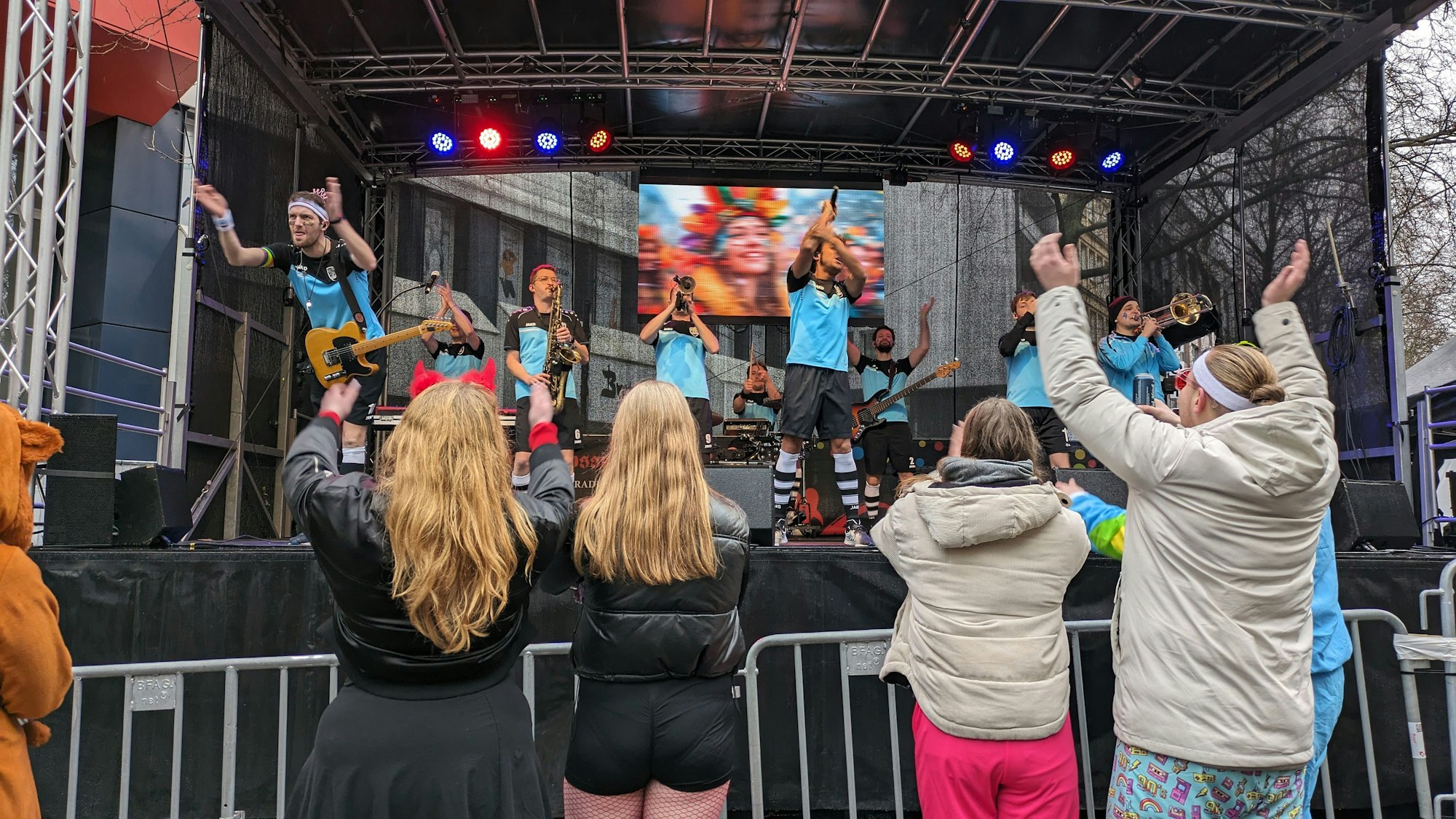 Mehr Menschen auf als vor der Bühne: Der Versuch auf dem Hohenstaufenring stieß vor einem Jahr vor allem aufgrund des Wetters auf wenig Resonanz bei den Feiernden.