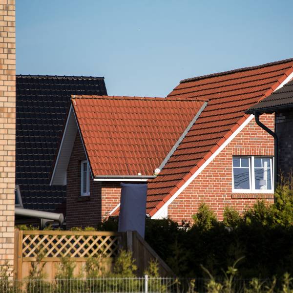 Ein Wohnhaus steht in einem Neubaugebiet in Schleswig-Holstein.