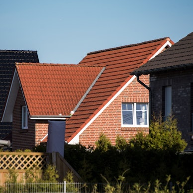Ein Wohnhaus steht in einem Neubaugebiet in Schleswig-Holstein.