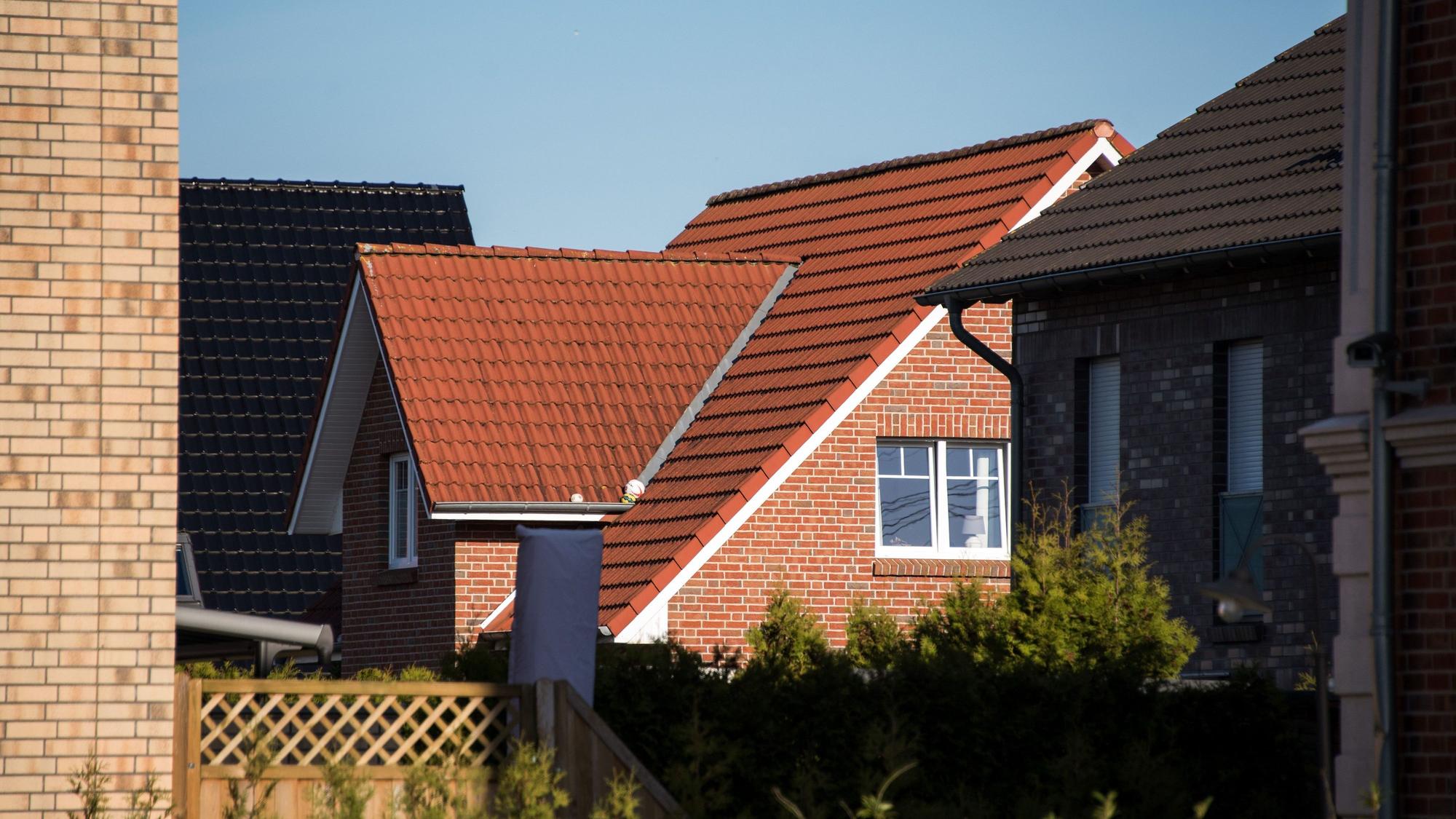 Ein Wohnhaus steht in einem Neubaugebiet in Schleswig-Holstein.
