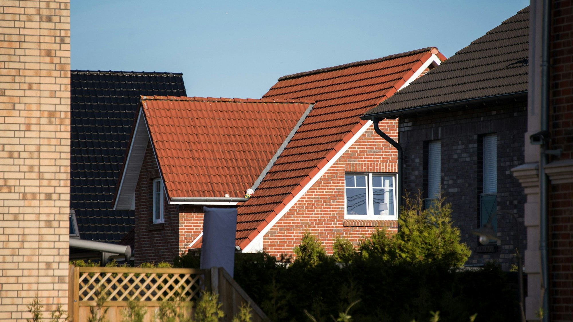 Ein Wohnhaus steht in einem Neubaugebiet in Schleswig-Holstein.