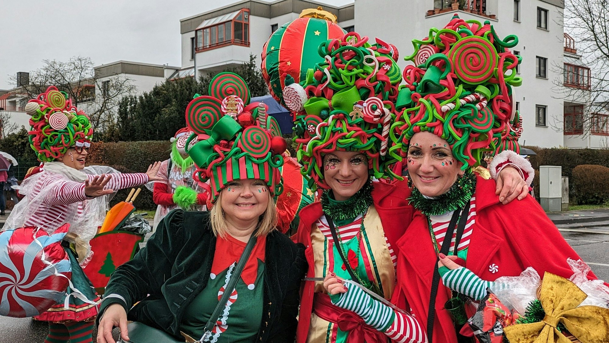 Ist denn heute schon Weihnachten? Ein paar jecke Weihnachtsbäume beim Roisdorfer Weiberfastnachtszug.