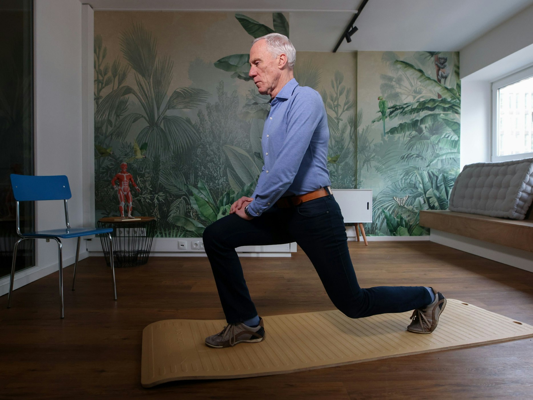 Jetzt abwechselnd mit dem linken und rechten Bein Ausfallschritte nach vorne machen.