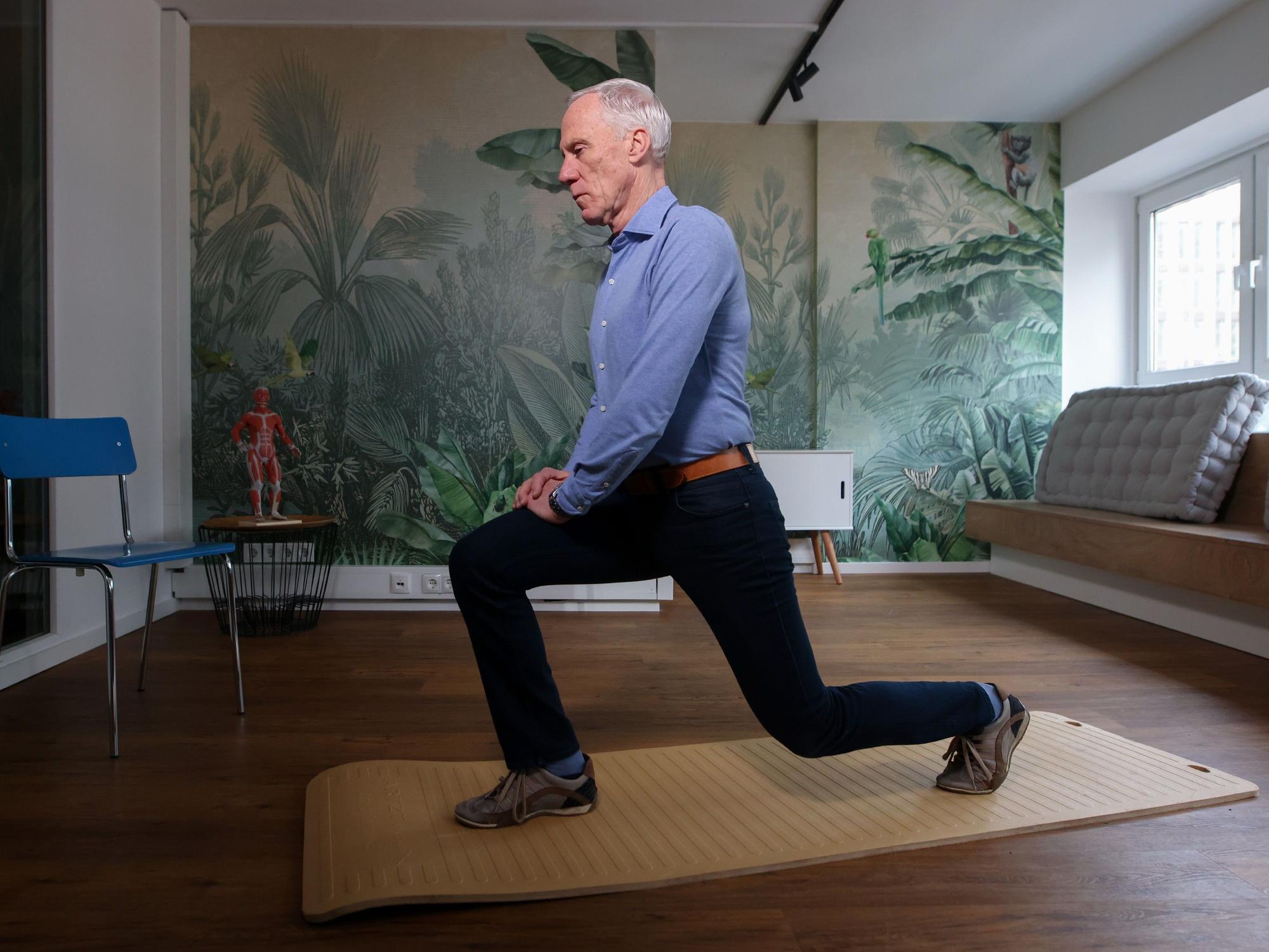 Ingo Froböse zeigt die Übung Lunge.