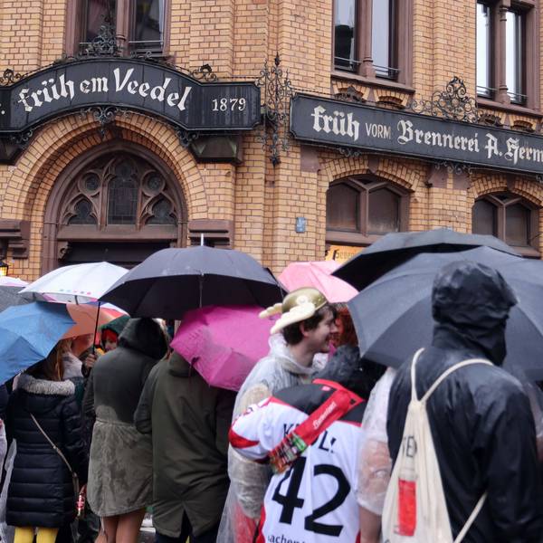 Beim Anstehen an den Kneipen ist langer Atem und Regenschutz gefragt.