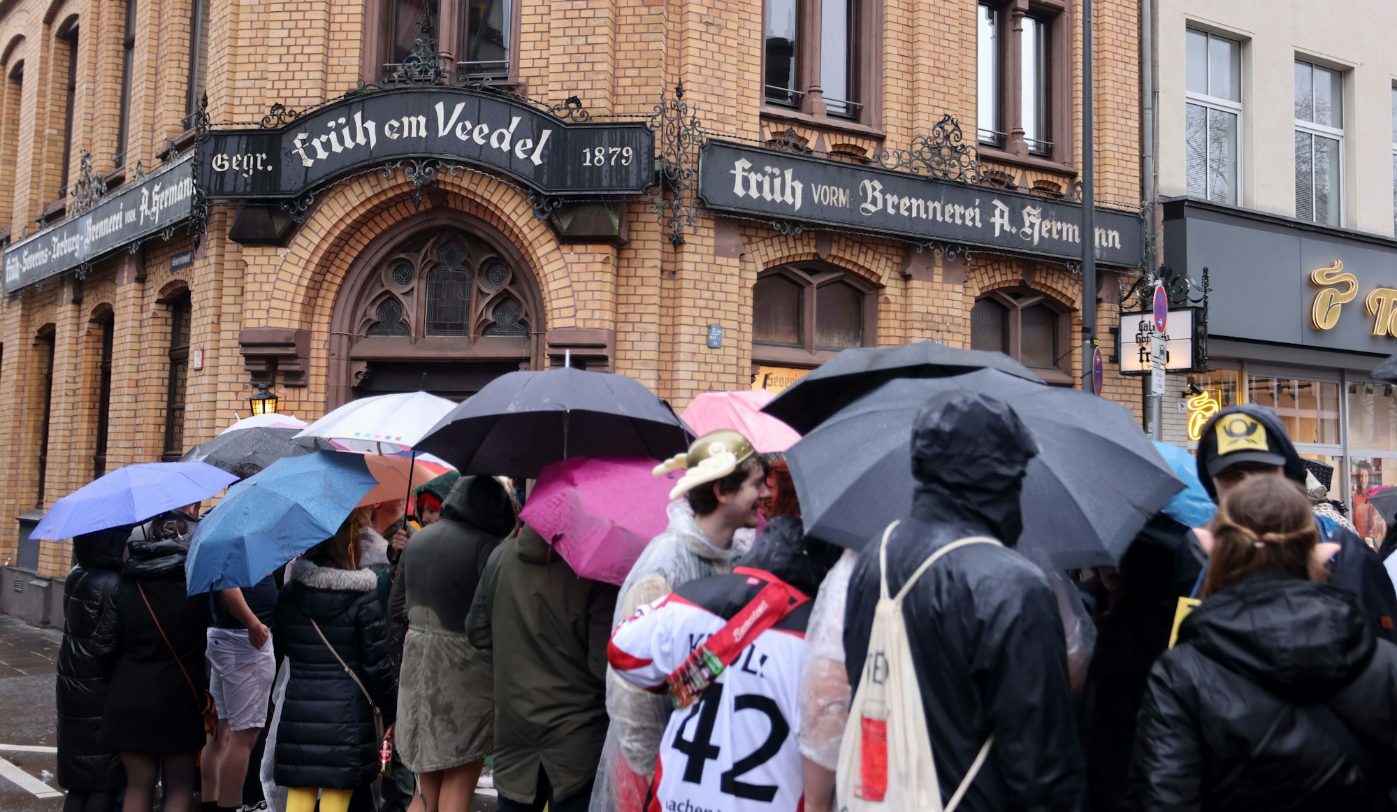 Beim Anstehen an den Kneipen ist langer Atem und Regenschutz gefragt.
