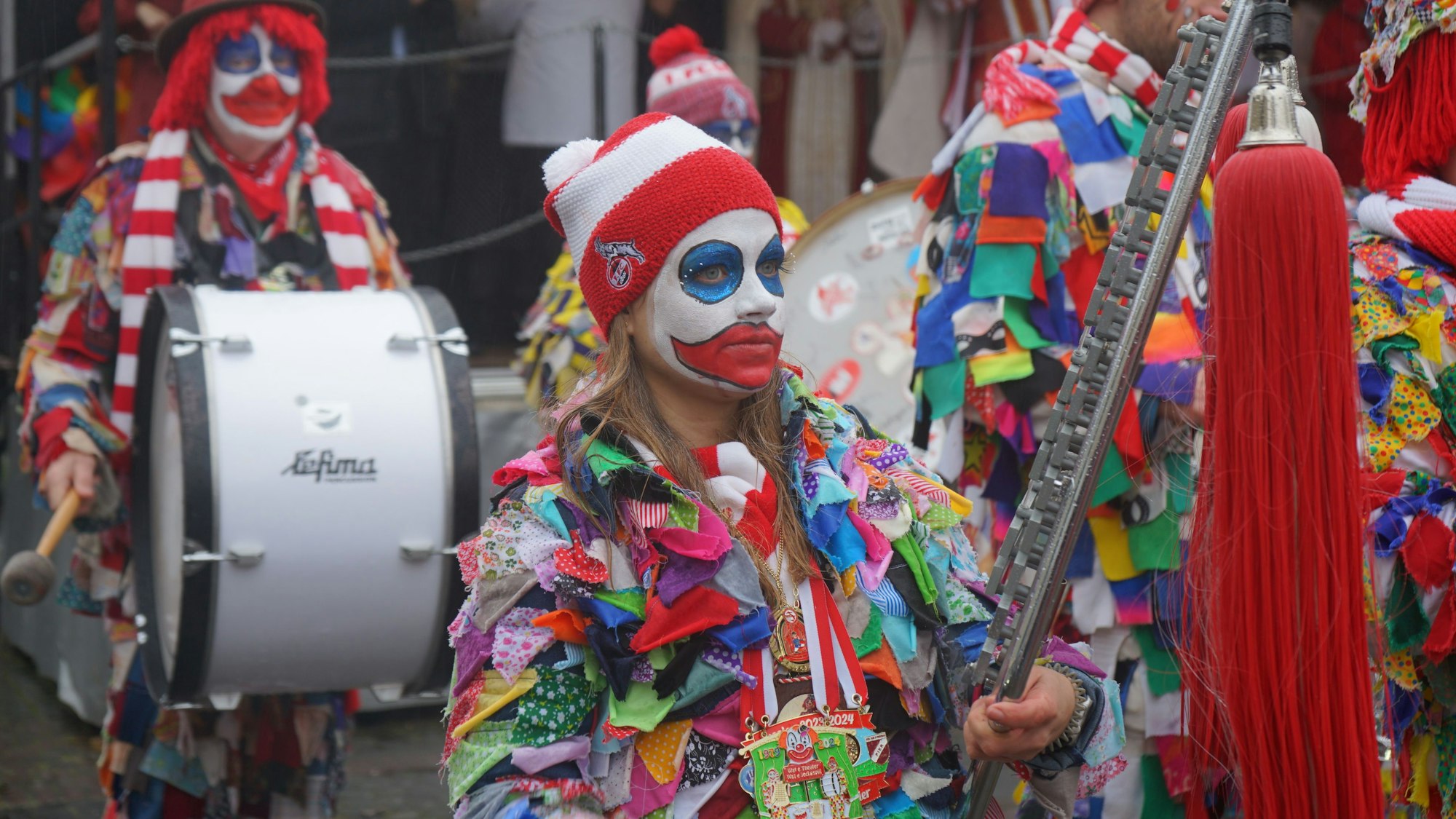 Eine Frau, die als Lappenclown verkleidet ist.