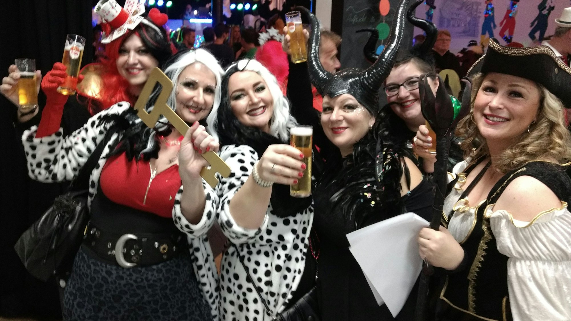 Der Rathaussschlüssel ist fest in der Hand der jecken Wiever von Burscheid.